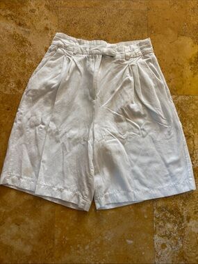 Reserved White High-Waist Pleated Shorts